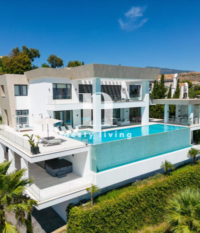 CONTEMPORARY VILLA WITH MAGNIFICENT VIEWS IN EL PARAISO