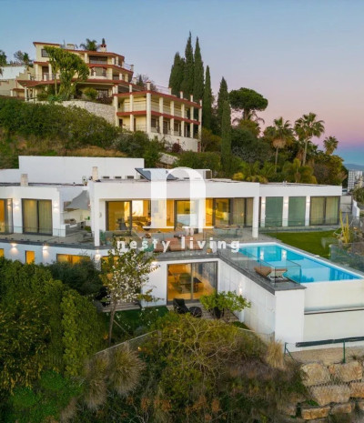 LUXURIOUS CONTEMPORARY VILLA IN EL HERROJO